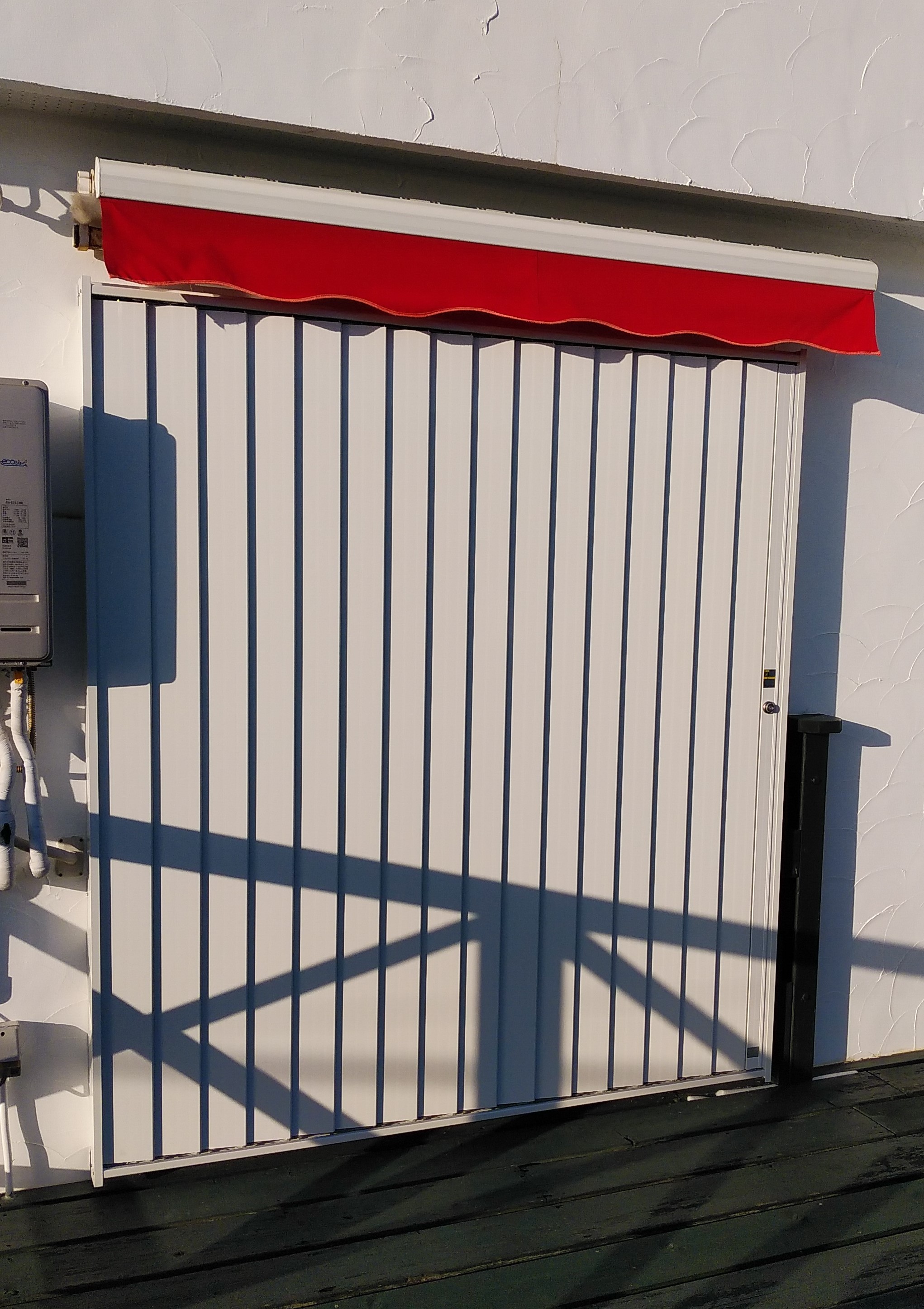 窓ガラスの台風対策としてシャッター雨戸後付け